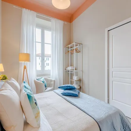 Modern Charming Urban Retreat דירה לוקה